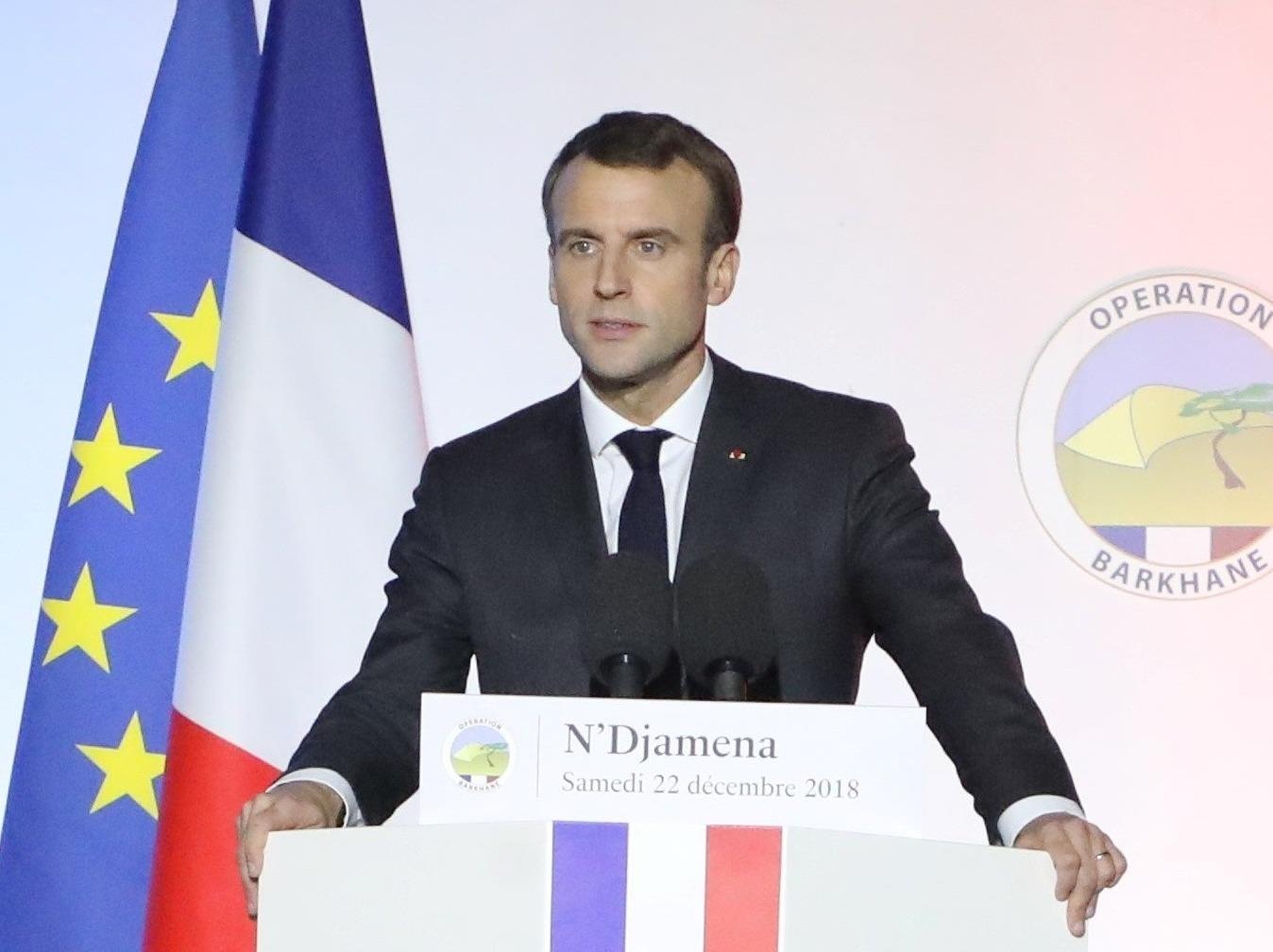 Binh si Phap bat tinh khi hat quoc ca cung Tong thong Macron hinh anh