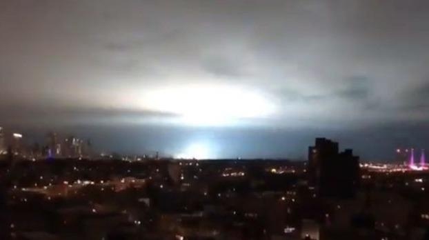 Vu no khien bau troi New York sang ruc mau xanh ky la hinh anh