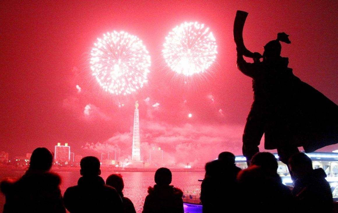 Trieu Tien mo dai nhac hoi, ban phao hoa don mung nam moi hinh anh