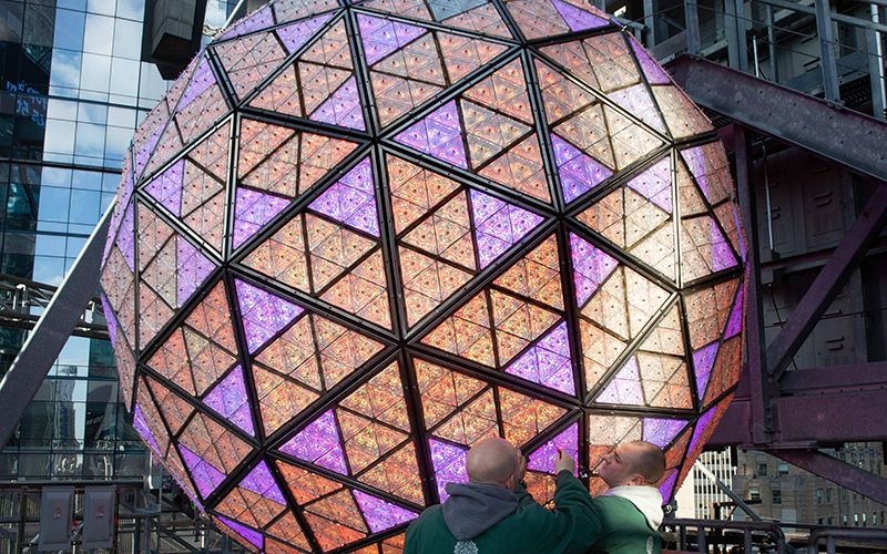 New York thu nghiem qua cau pha le 5,5 tan truoc giao thua hinh anh