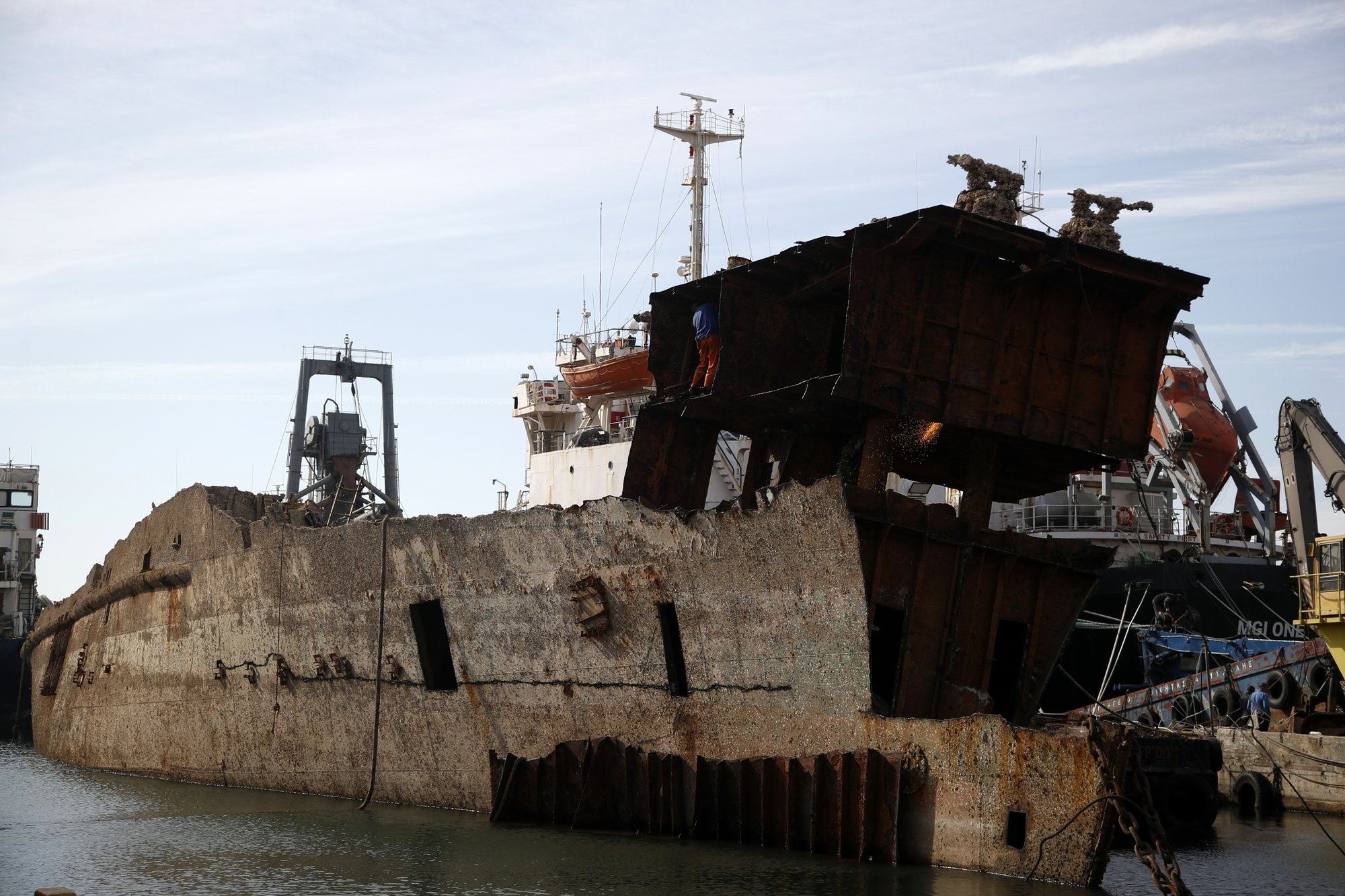 nghia dia tau bien anh 1