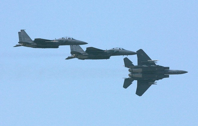 TQ tiet lo video doi dau may bay 'nuoc ngoai' tren bien Hoa Dong hinh anh