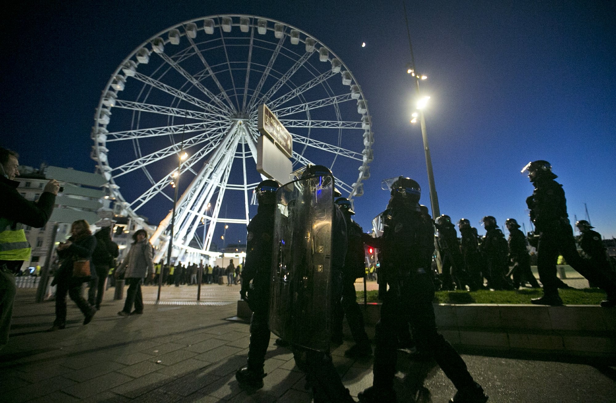 bieu tinh ao vang tiep dien anh 8