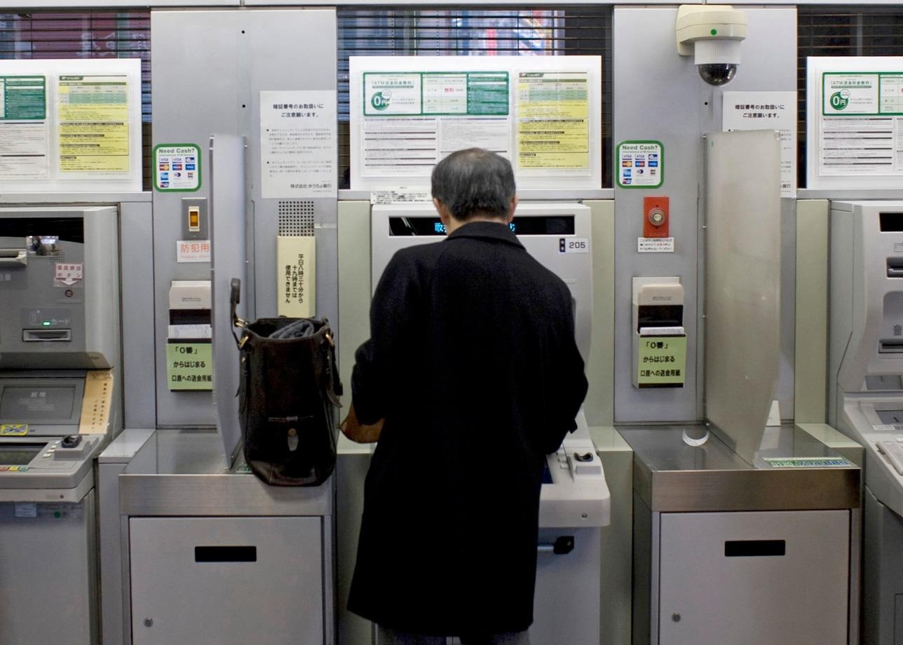 Canh sat Nhat bat nguoi Viet mo ngan hang 'ngam', thu phi dong huong hinh anh