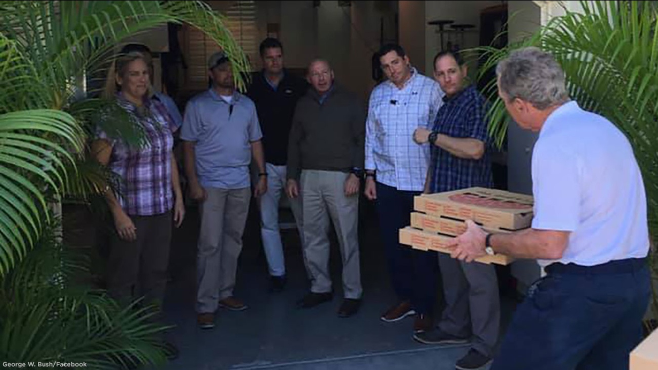 tong thong Bush mua pizza cho mat vu anh 1