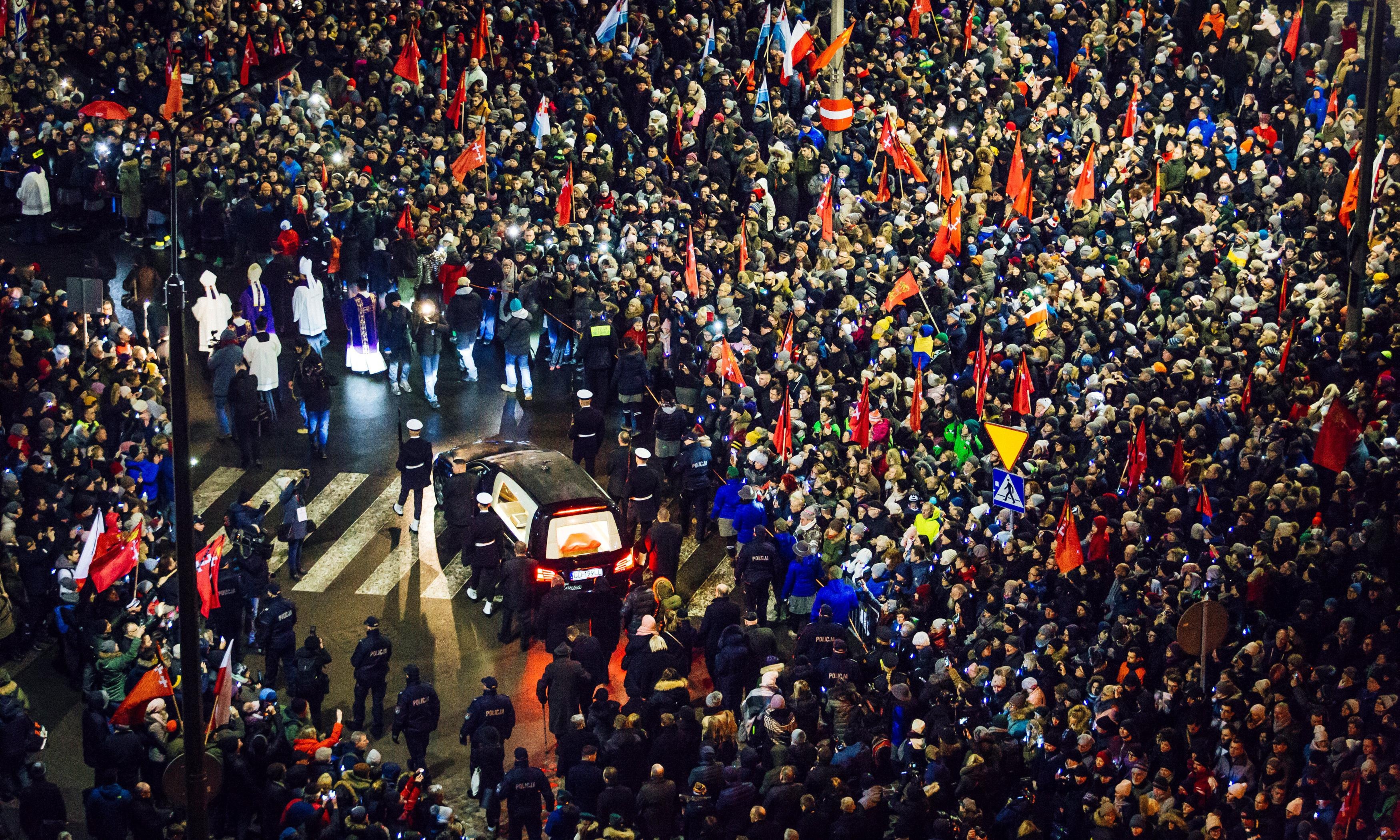 Lanh dao EU va hang nghin nguoi dua tien thi truong Ba Lan bi am sat hinh anh