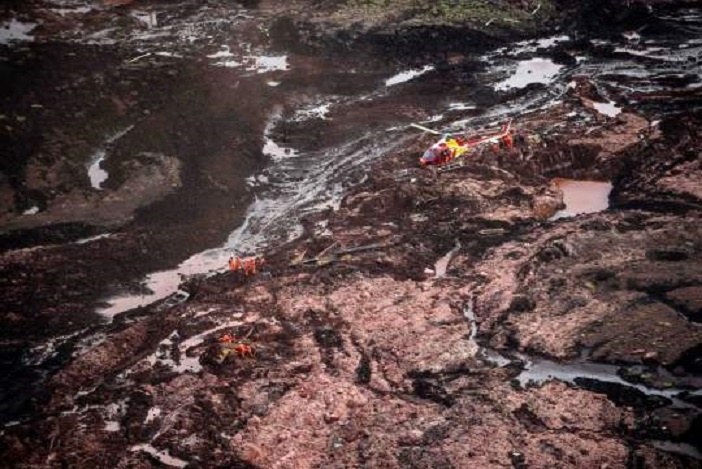 Truc thang cuu ho nguoi bi lu bun chon vui do vo dap o Brazil hinh anh