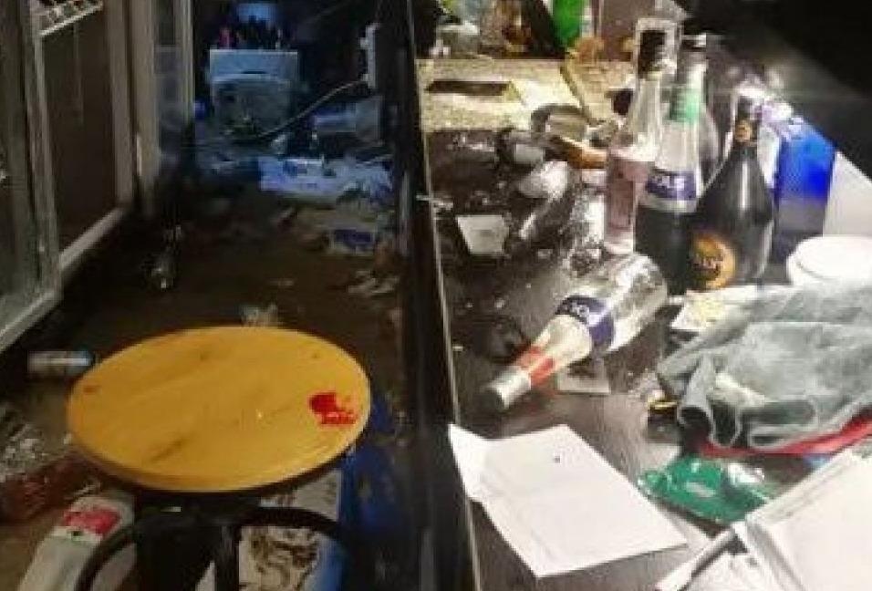 Thanh nien Trung Quoc dap pha quan bar vi cha me giuc cuoi hinh anh