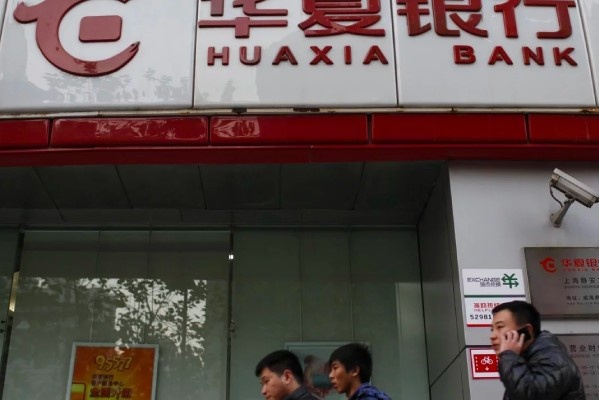 am tham rut tien tu ngan hang anh 2