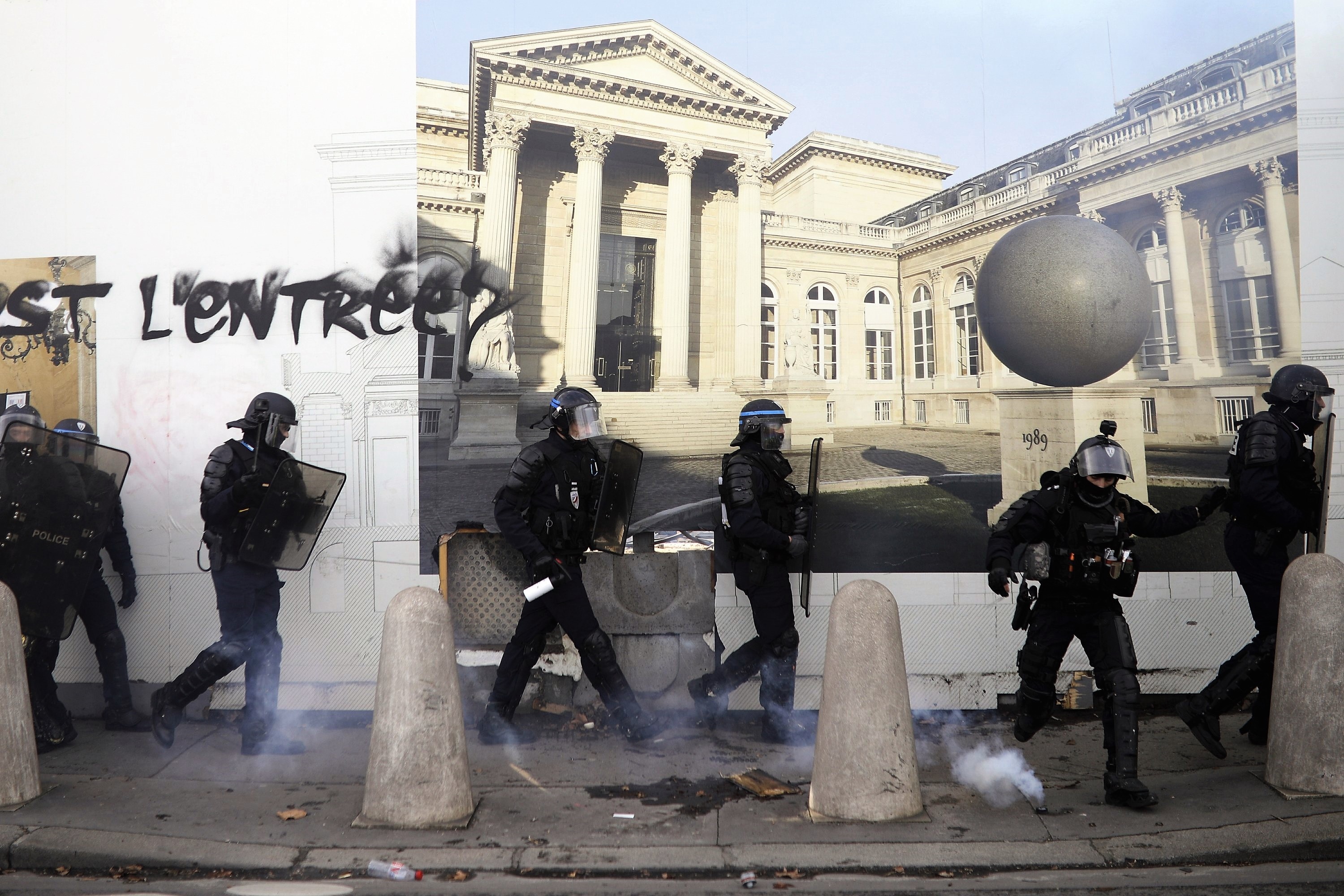 bieu tinh ao vang Phap anh 4