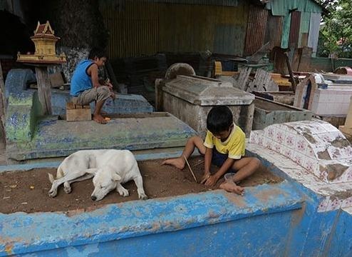 Noi nguoi song o ngay canh nguoi chet tai Phnom Penh hinh anh