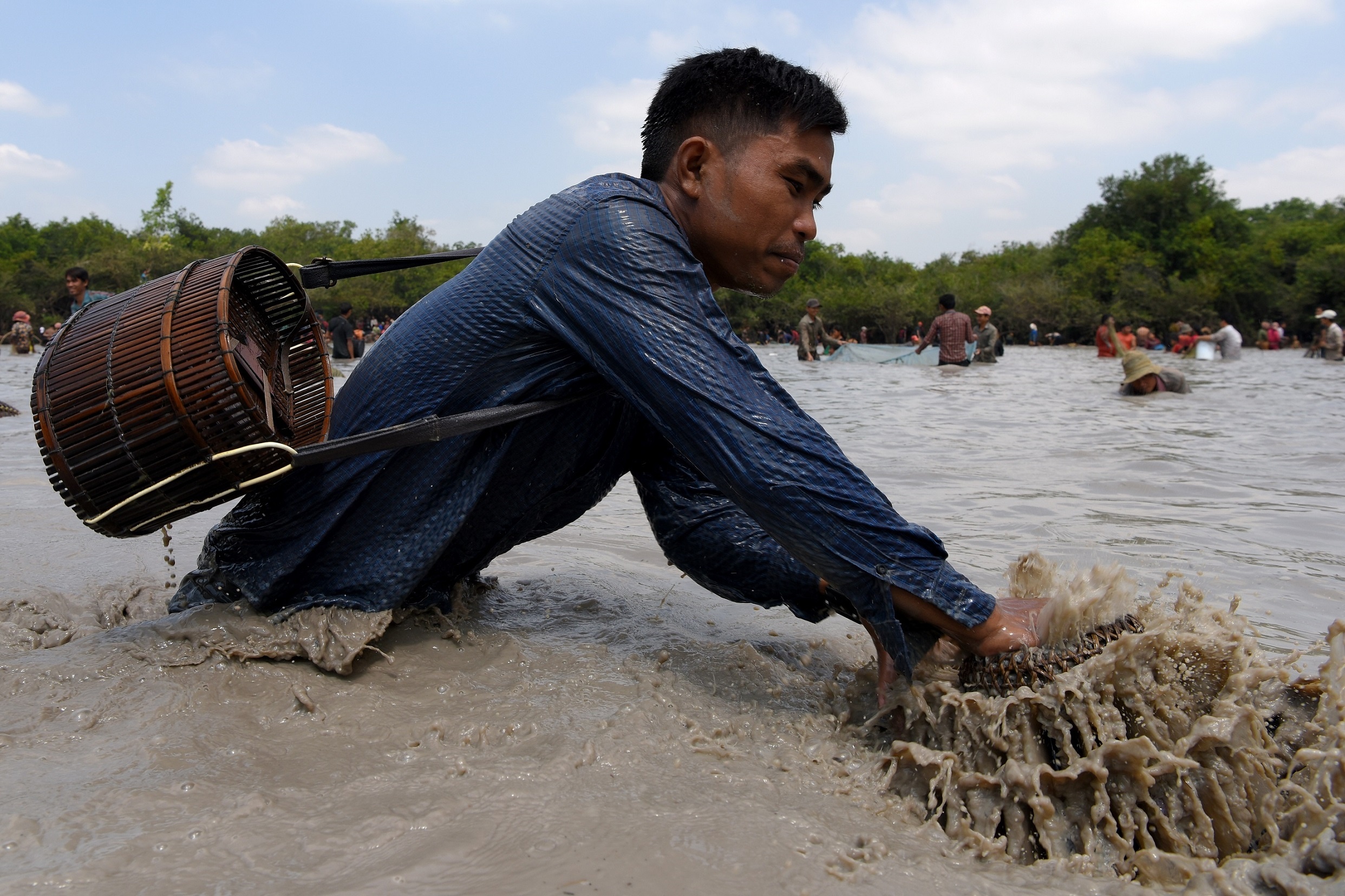 Nguoi Campuchia lan hup duoi ho, bat ca 'thu cong' tai le hoi dau nam hinh anh