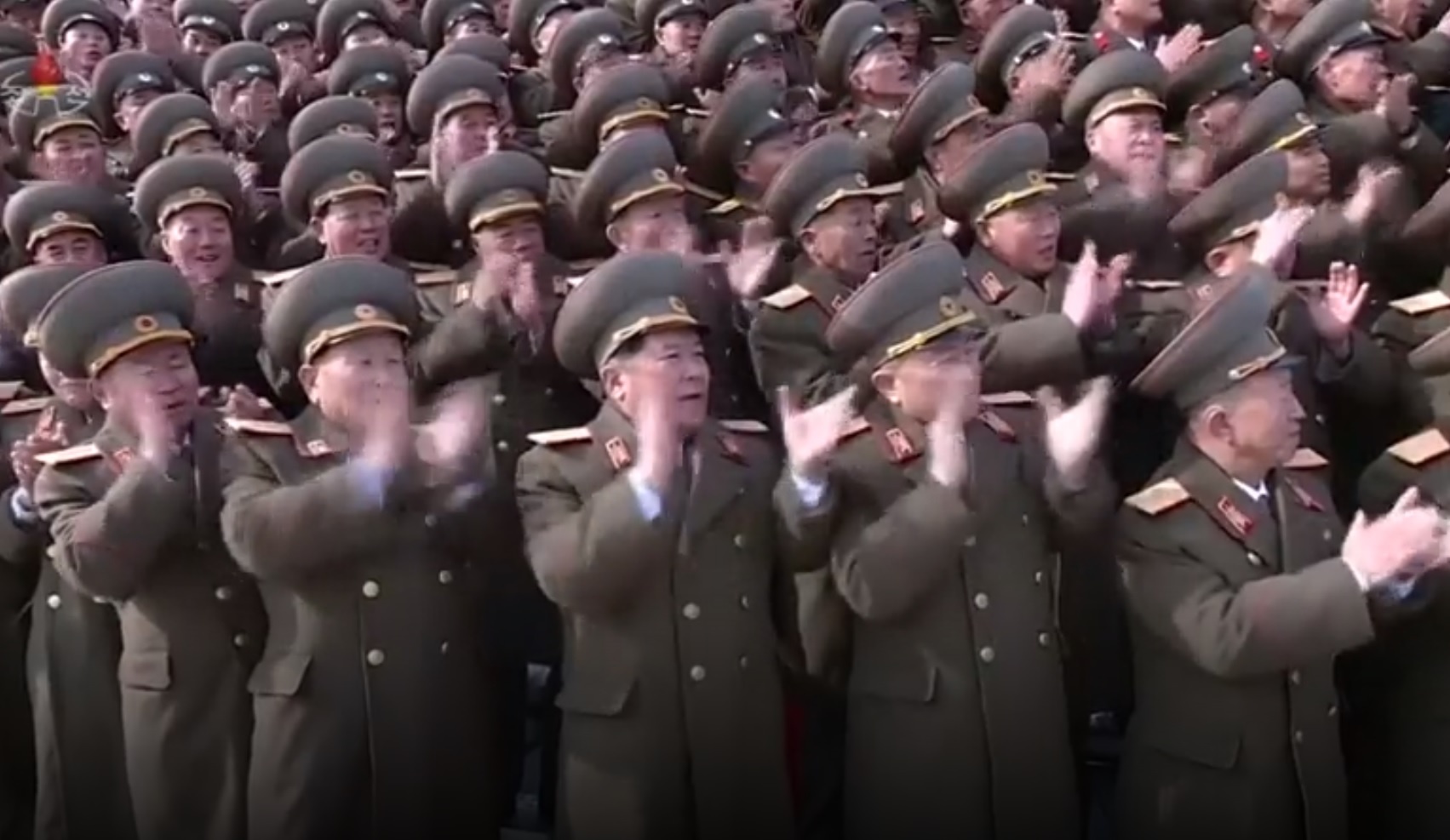 Tuong linh Trieu Tien vo tay reo ho don ong Kim Jong Un toi tham hinh anh