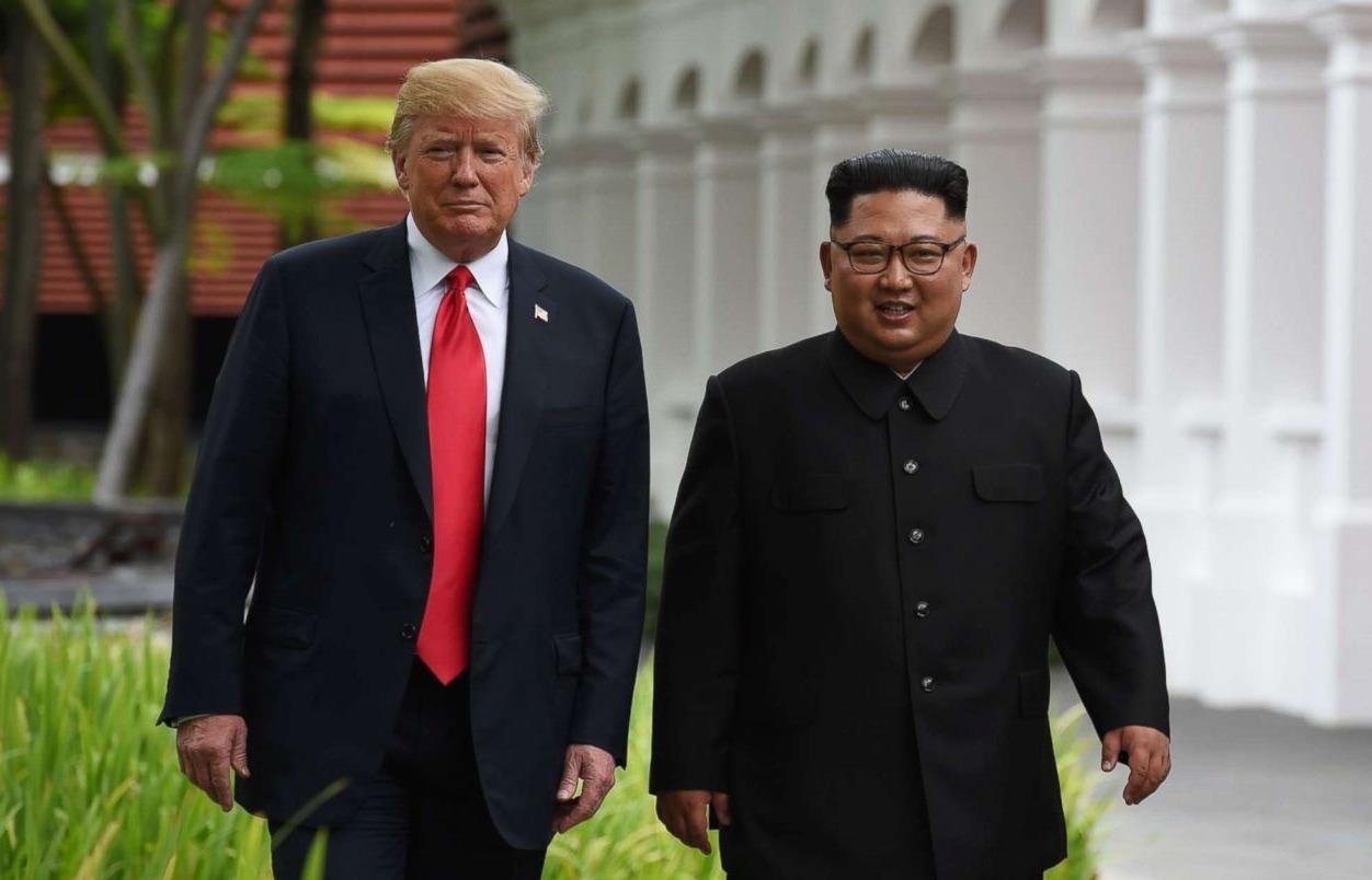 Ong Kim Jong Un chon vest hay ao dai can khi gap TT Trump? hinh anh