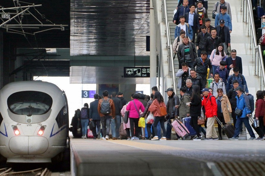 TQ cam gan 23 trieu cong dan 'hanh kiem yeu' mua ve tau, may bay hinh anh