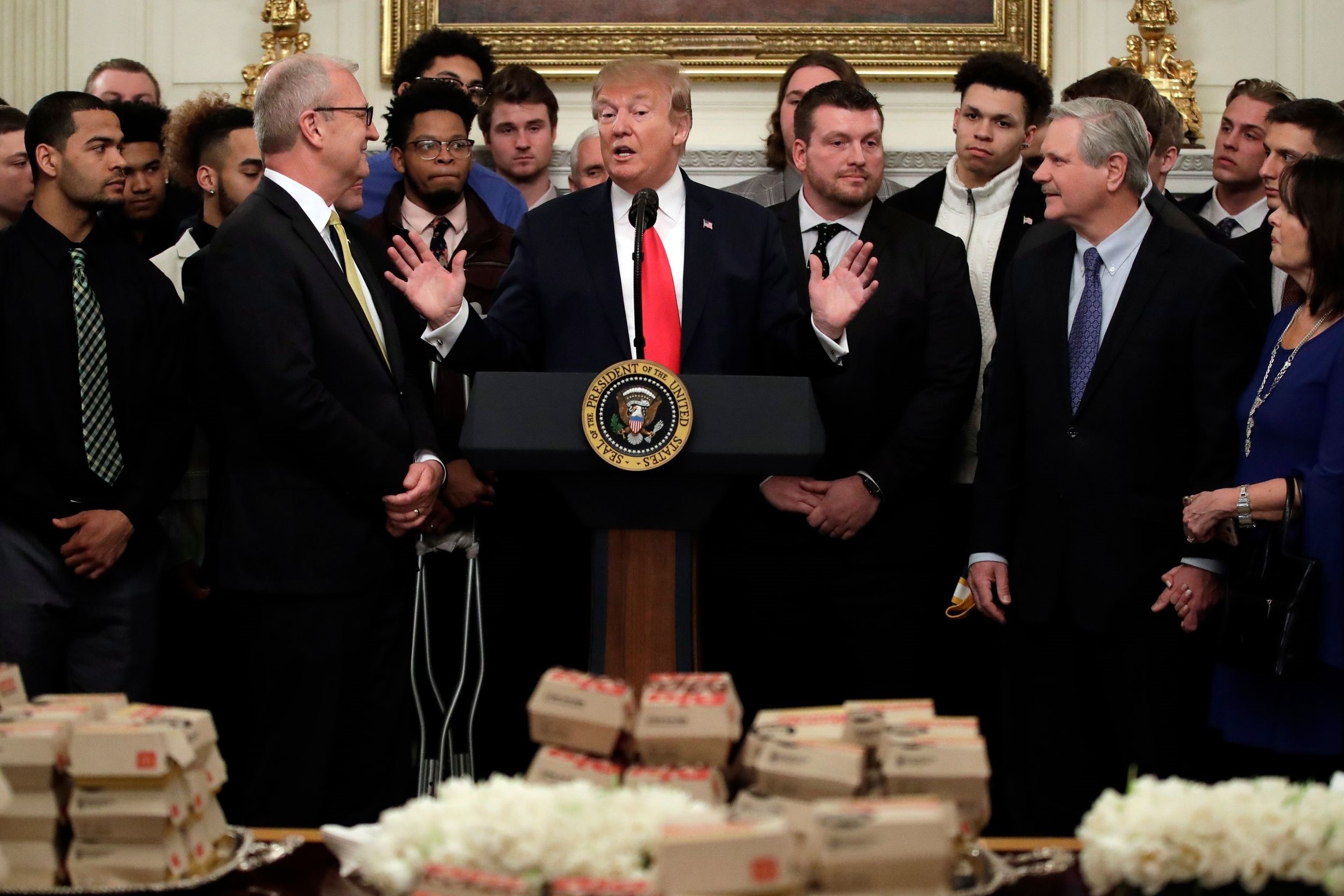 Chinh phu khong dong cua, TT Trump van dai do an nhanh o Nha Trang hinh anh