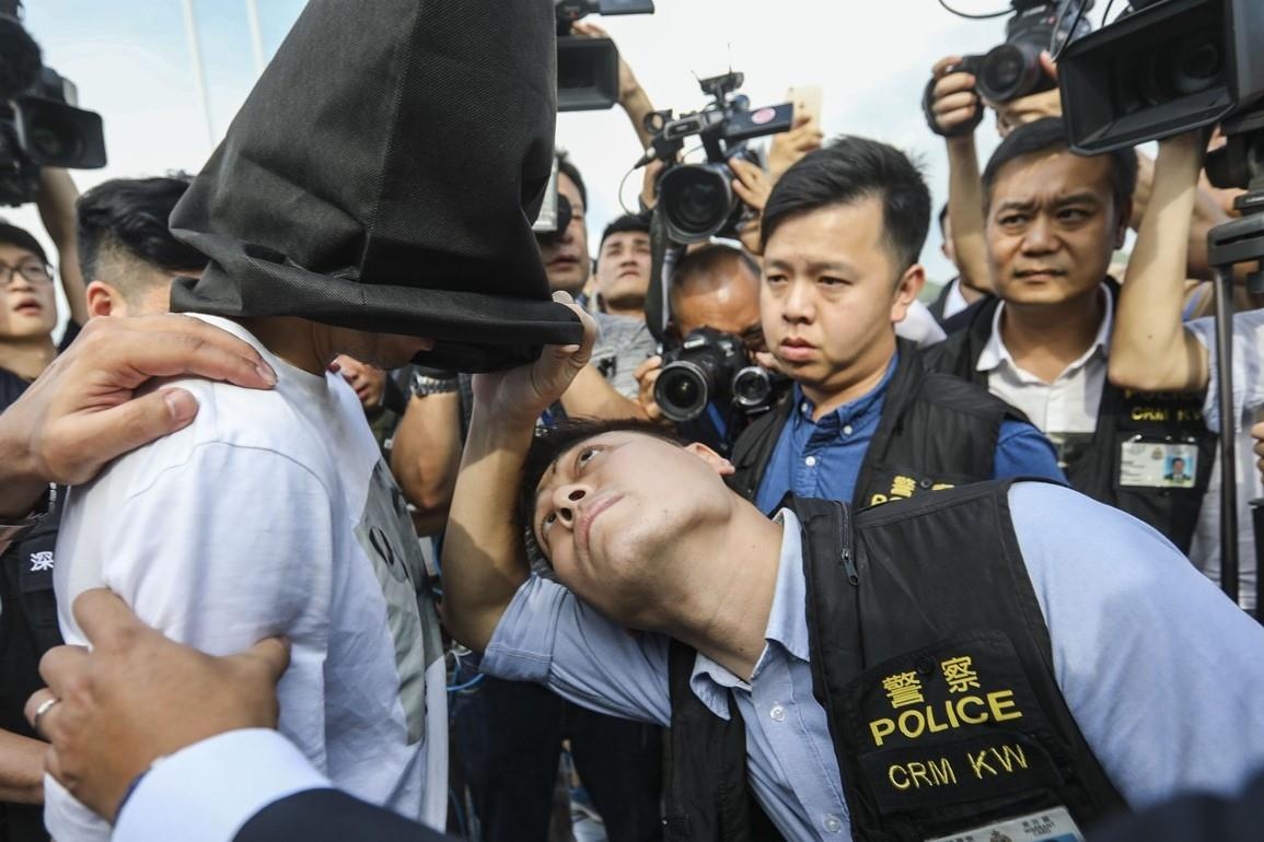 Xe sang lien tiep bi dap, Hong Kong lo Hoi Tam Hoang can thiep bau cu hinh anh