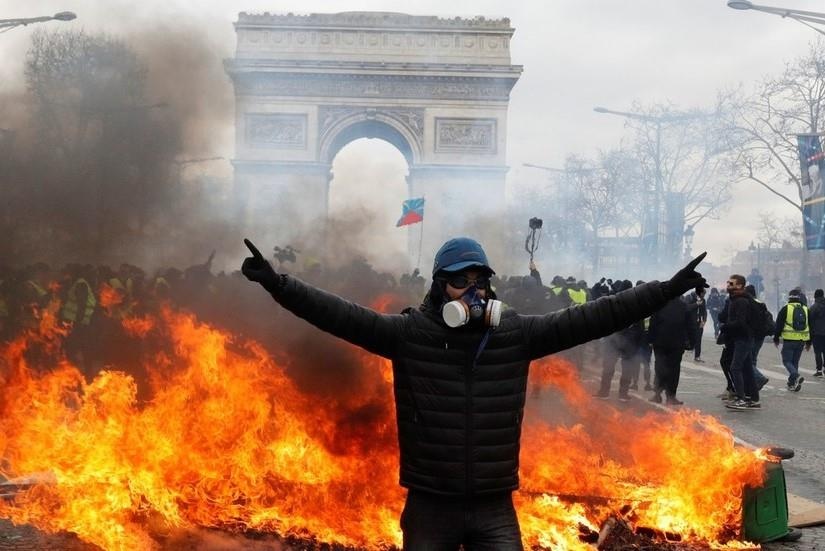 'Ao khoac vang' tuan 18 o Paris: Bao luc va nan hoi cua bung phat hinh anh