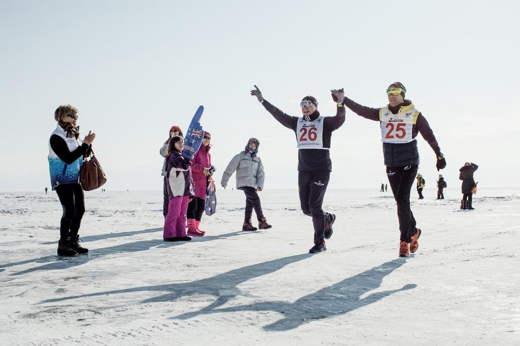 Chay marathon xuyen ho bang trong cai lanh cat da thit cua Siberia hinh anh