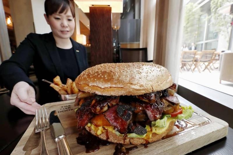 Nha hang Nhat ban burger rac vang mung hoang de moi hinh anh