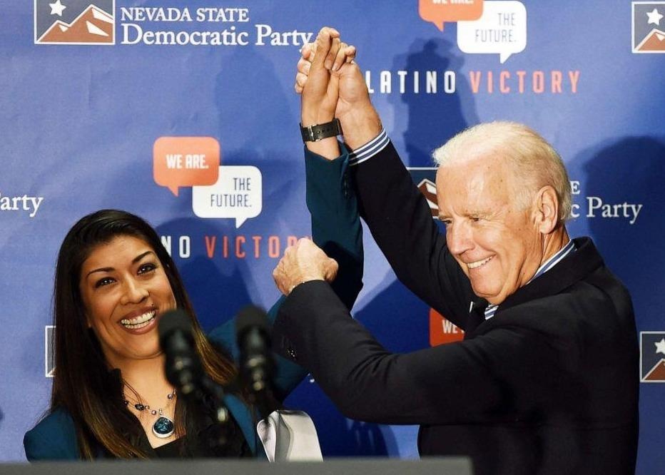 Joe Biden bi cao buoc dung cham 'thieu chuan muc' voi phu nu hinh anh