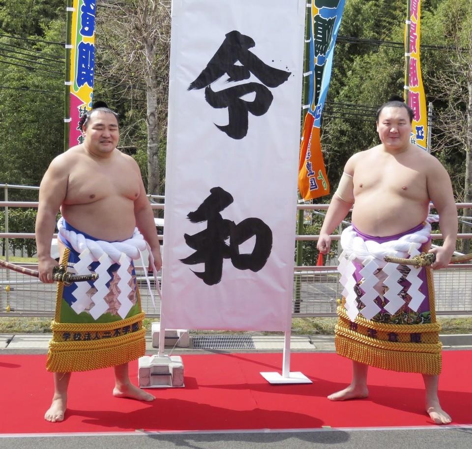 'Con sot' nien hieu Reiwa quet qua Nhat Ban truoc trieu dai moi hinh anh