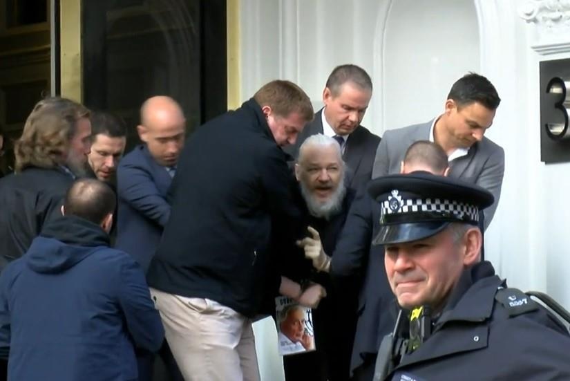 Bay nguoi loi nha sang lap Wikileaks khoi dai su quan Ecuador o London hinh anh