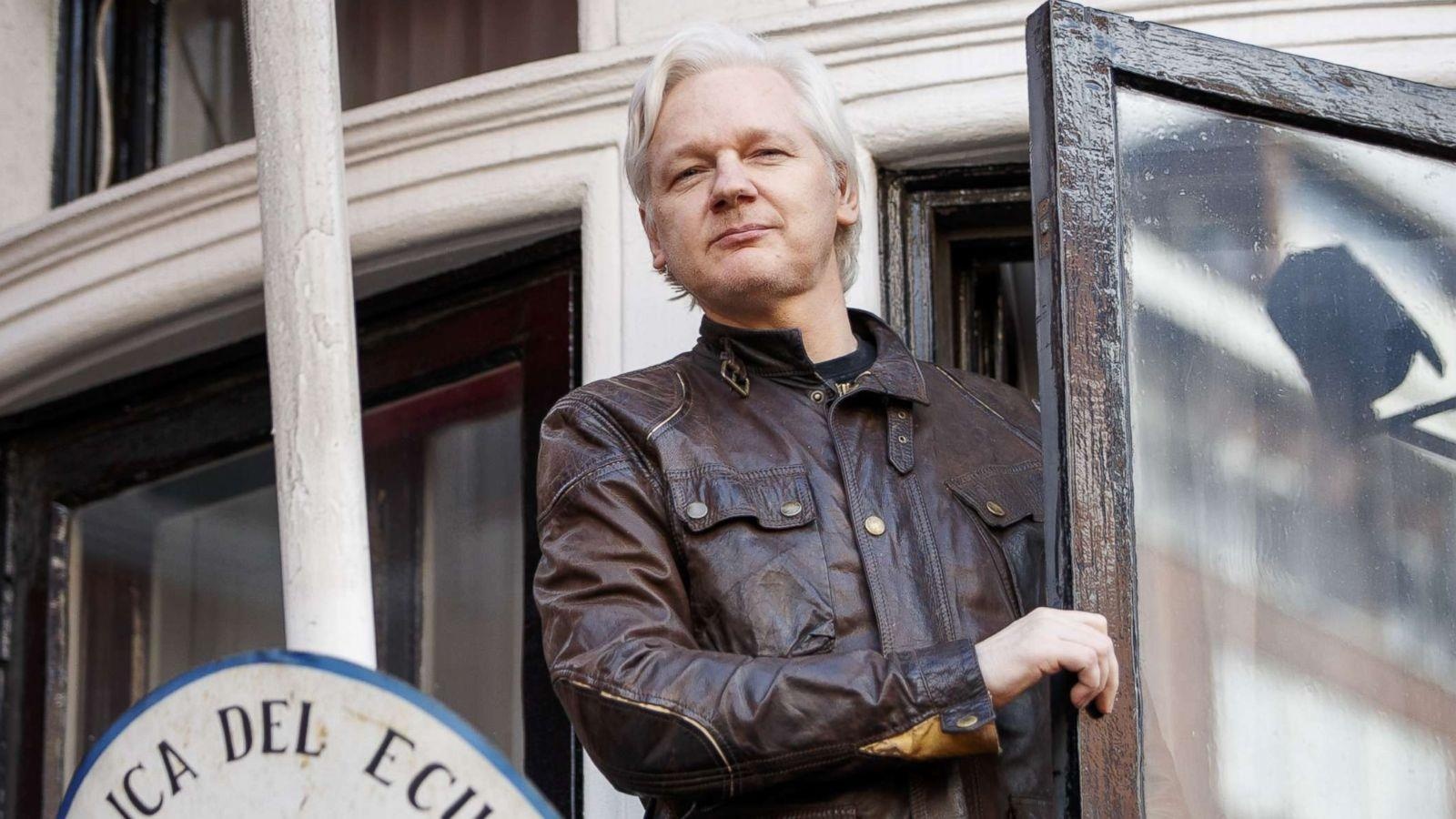 Ecuador phan boi Julian Assange anh 2
