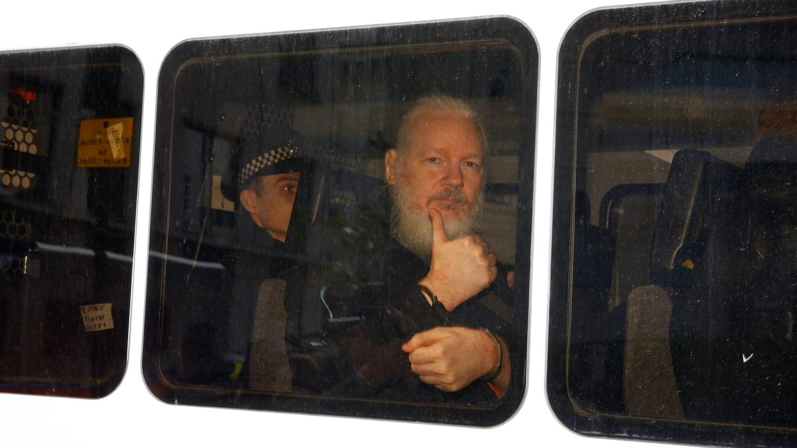 Ecuador phan boi Julian Assange anh 5