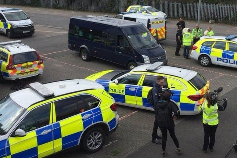 Anh bat nhom buon nguoi, giai cuu 29 nan nhan Viet nhot trong xe tai hinh anh