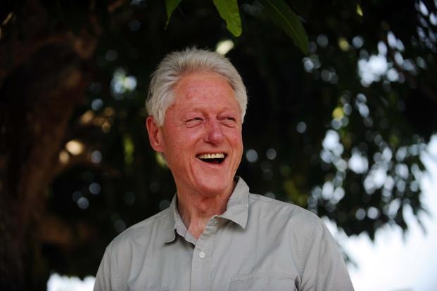 Nha bao BBC bat gap cuu tong thong Bill Clinton doc Kama Sutra hinh anh