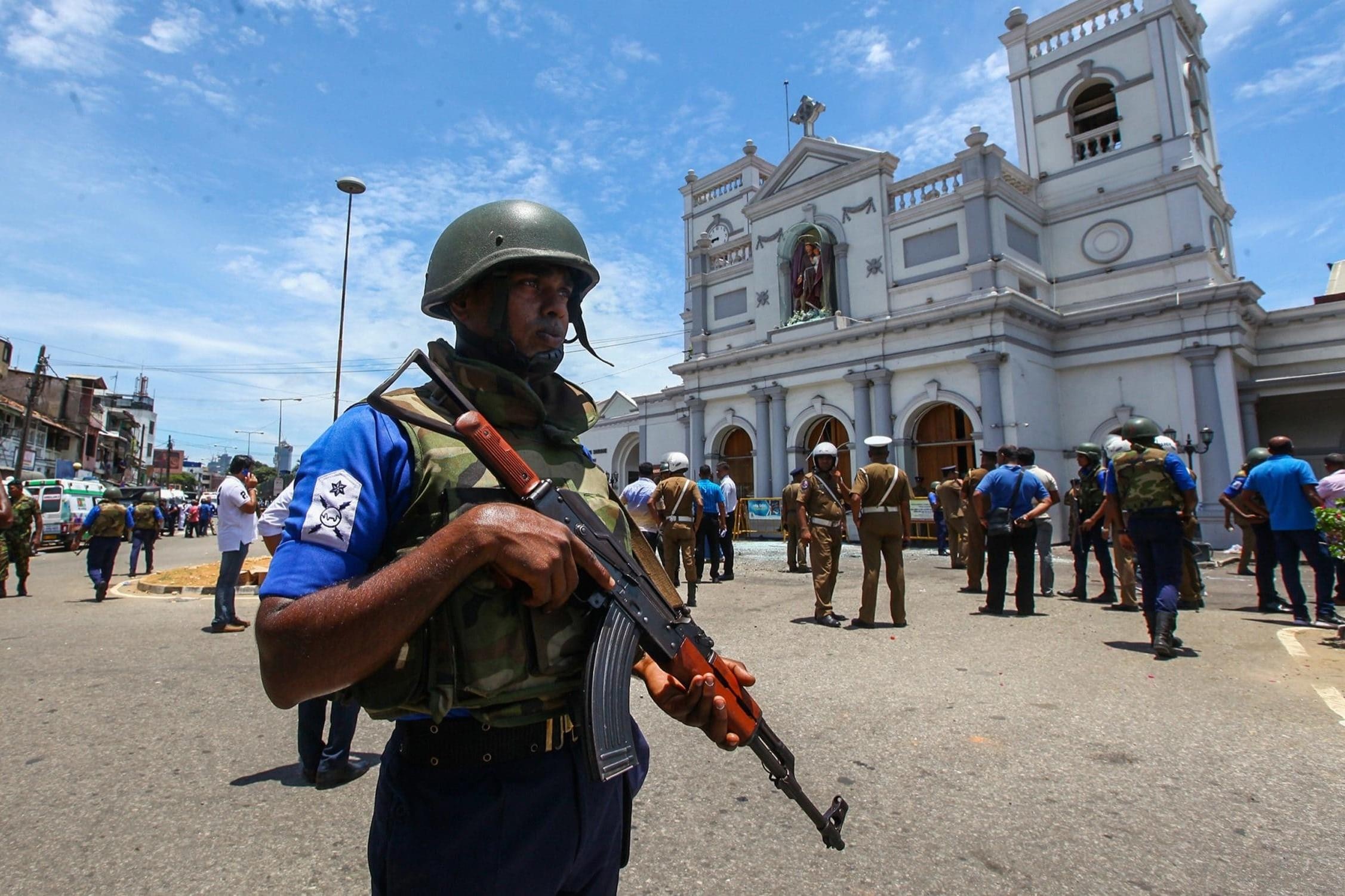 Khung bo Sri Lanka xep hang cho buffet sang roi moi danh bom tu sat hinh anh