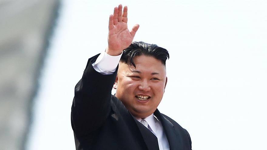Ong Kim Jong Un ghe nha ga Nga, duoc tang banh mi va muoi hinh anh