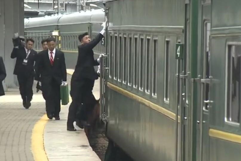 Can ve ong Kim Jong Un chay theo tau boc thep de lau cua hinh anh