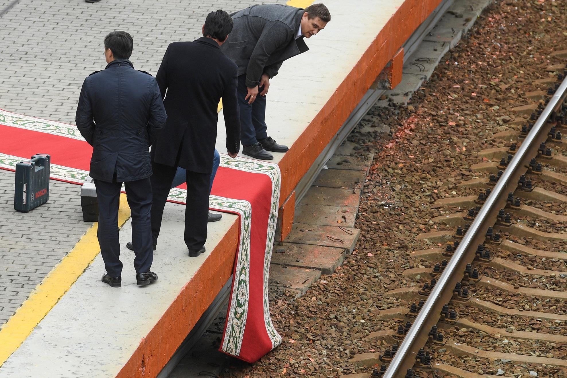 Phut boi roi khi doan tau boc thep cua ong Kim Jong Un lech tham do hinh anh