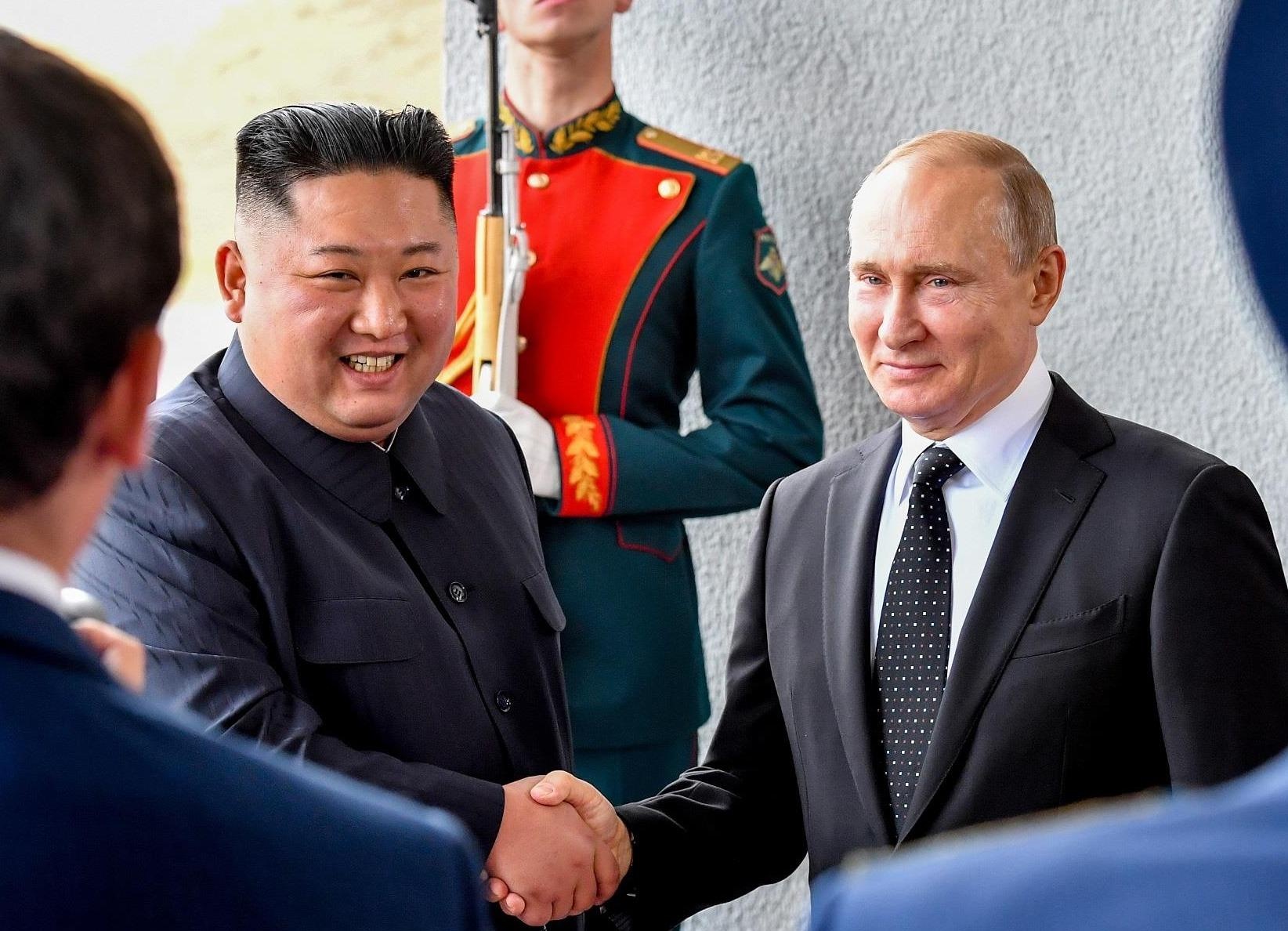 Le binh Nga nghiem chao ong Kim Jong Un den gap Tong thong Putin hinh anh