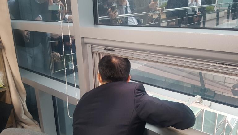 Nghi si Han Quoc bi doi thu chan cua, nhot trong phong 6 tieng hinh anh