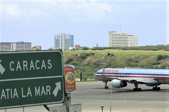 My cam phi cong va may bay di vao khong phan Venezuela hinh anh