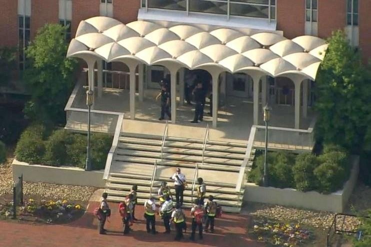 Xa sung o truong dai hoc My, hai nguoi thiet mang hinh anh