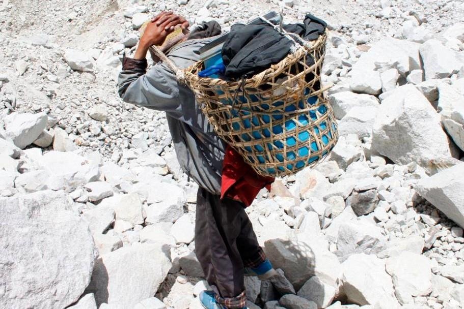 Chien dich thu don rac thai va thi the tren duong len dinh Everest hinh anh