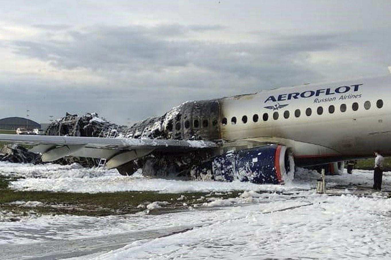 Tiep vien hang khong Nga tu nan vi cuu khach khoi may bay boc chay hinh anh