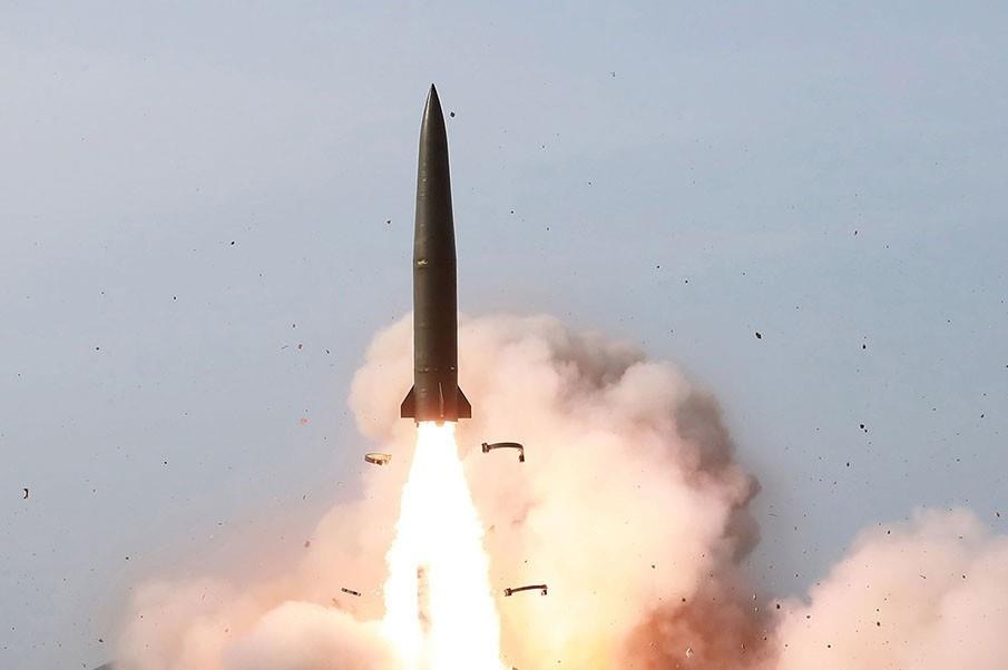 Han Quoc: Trieu Tien phong hang loat ten lua ra bien hinh anh