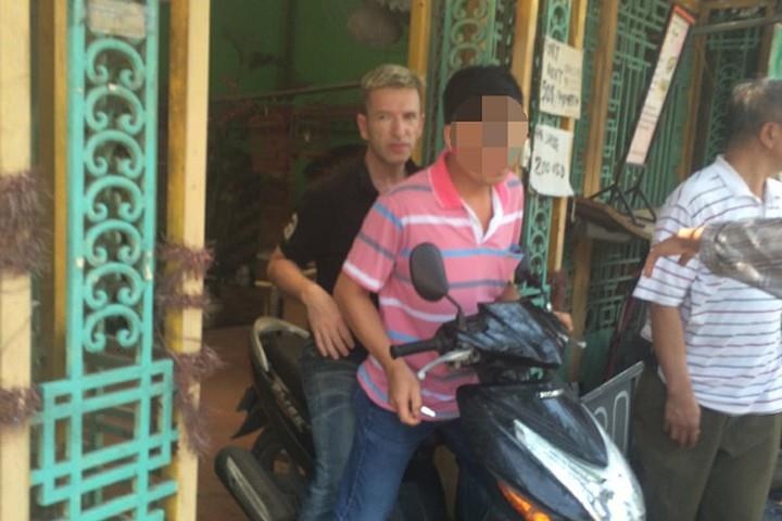 toi pham au dam nuoc ngoai anh 10