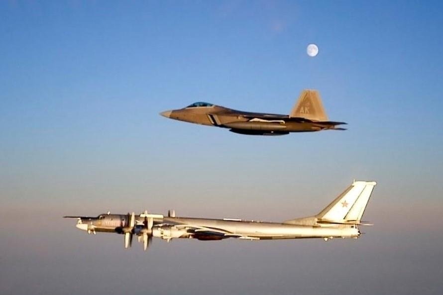 'Chim san moi' F-22 My chan may bay nem bom Nga ngoai khoi Alaska hinh anh
