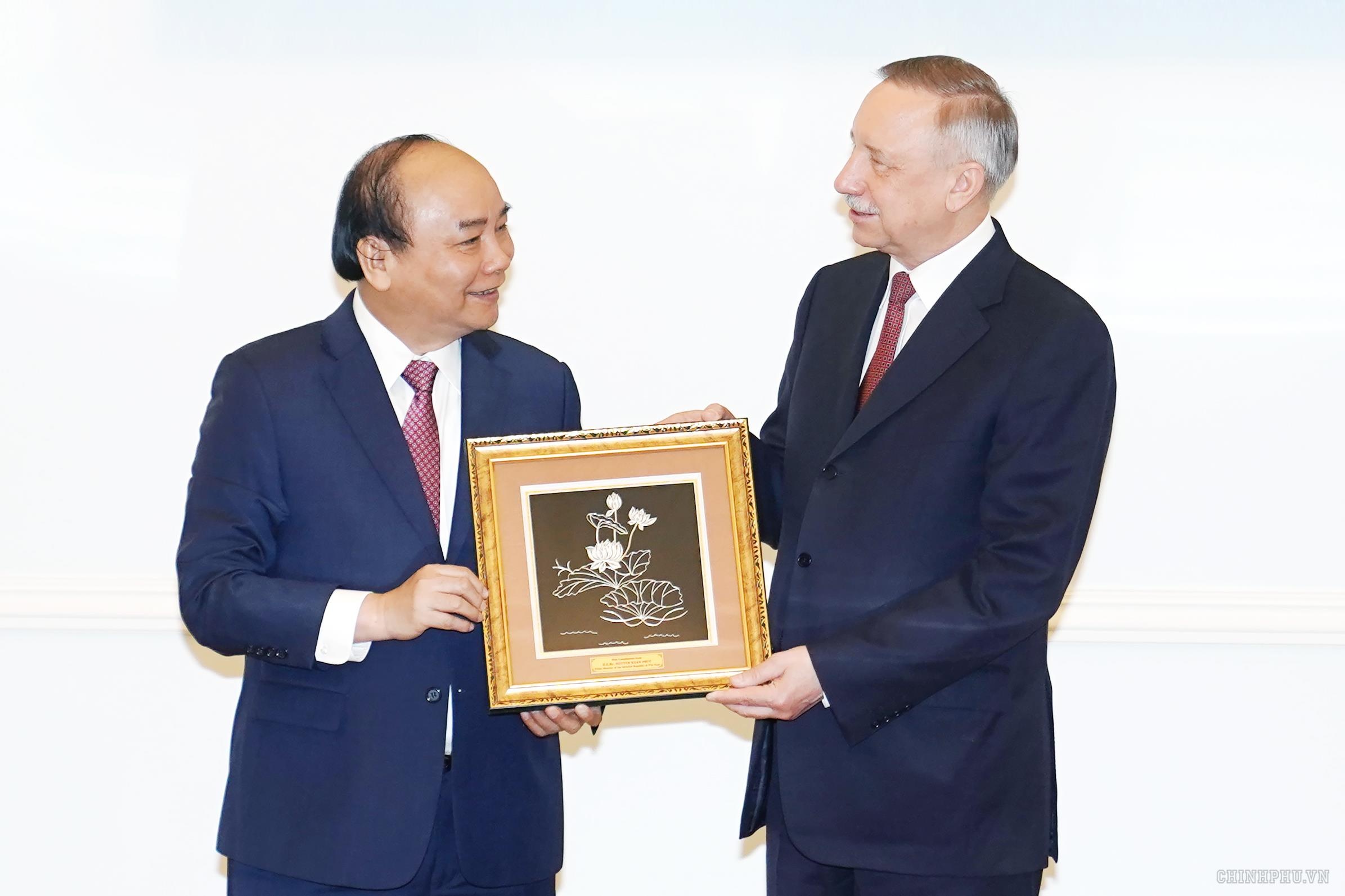 Thu tuong tham mot so ‘dia chi do' o St. Petersburg hinh anh