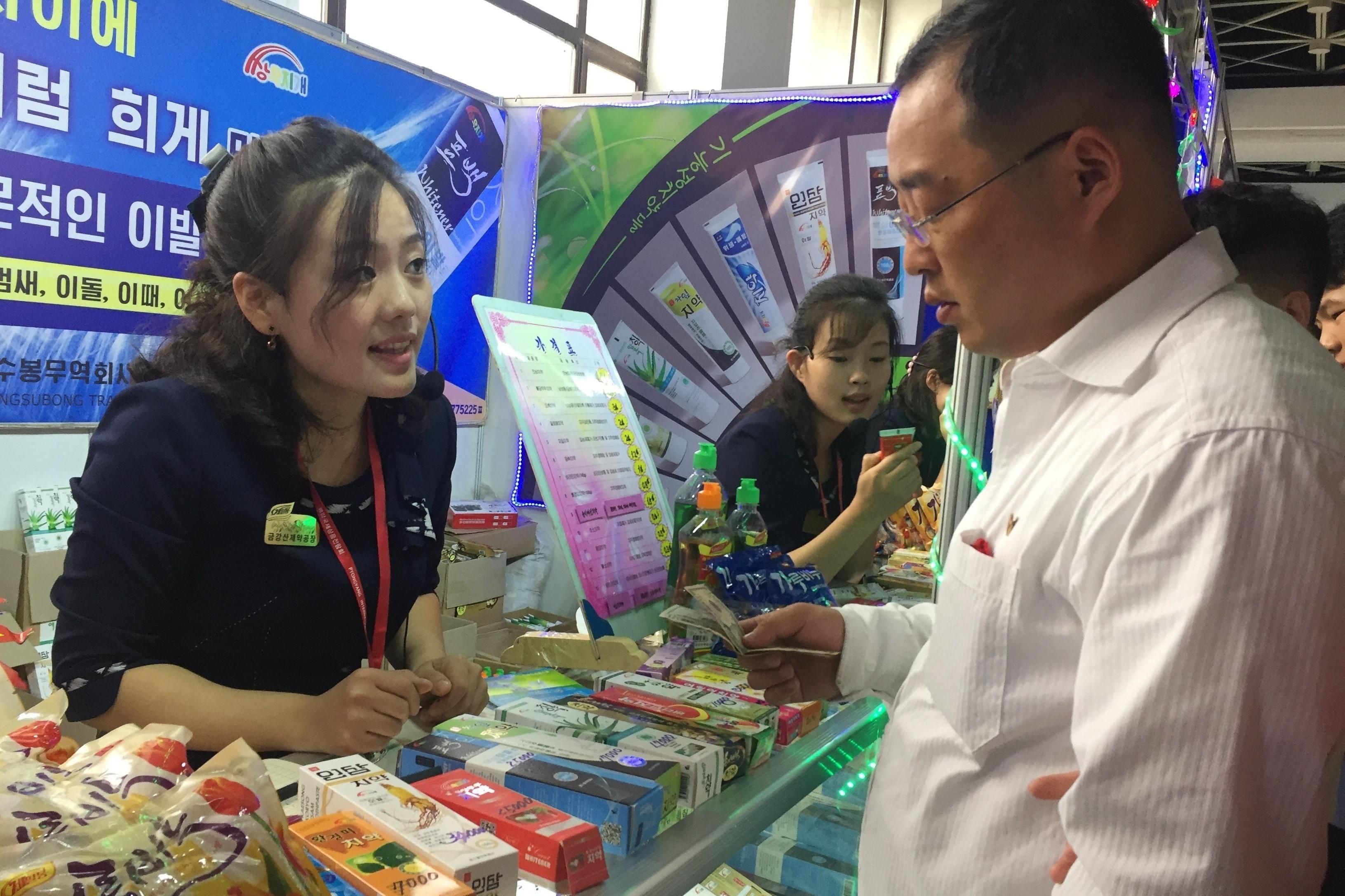 Hang tram cong ty nuoc ngoai den Trieu Tien du hoi cho lon ky luc hinh anh