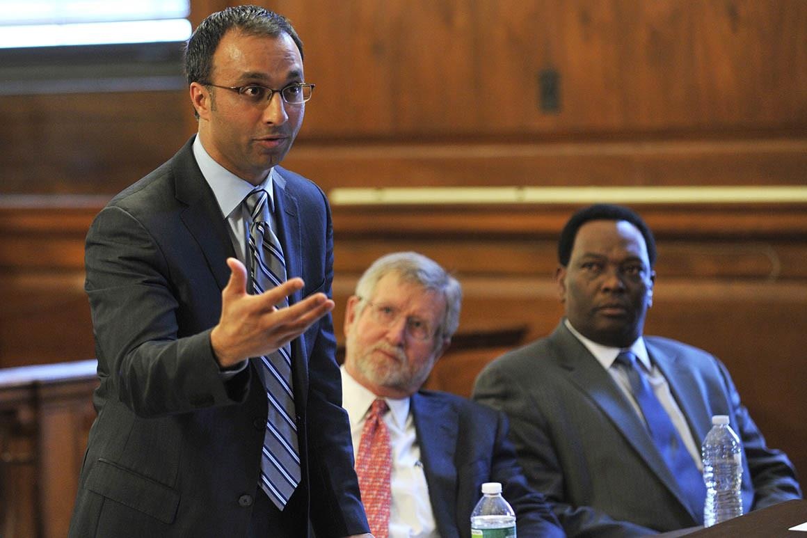 ong Trump thua kien anh 1