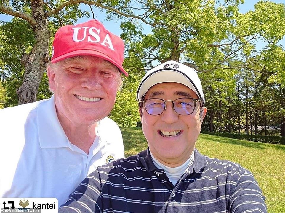 TT Trump va ong Abe 'selfie' tren san golf giua cang thang thuong mai hinh anh
