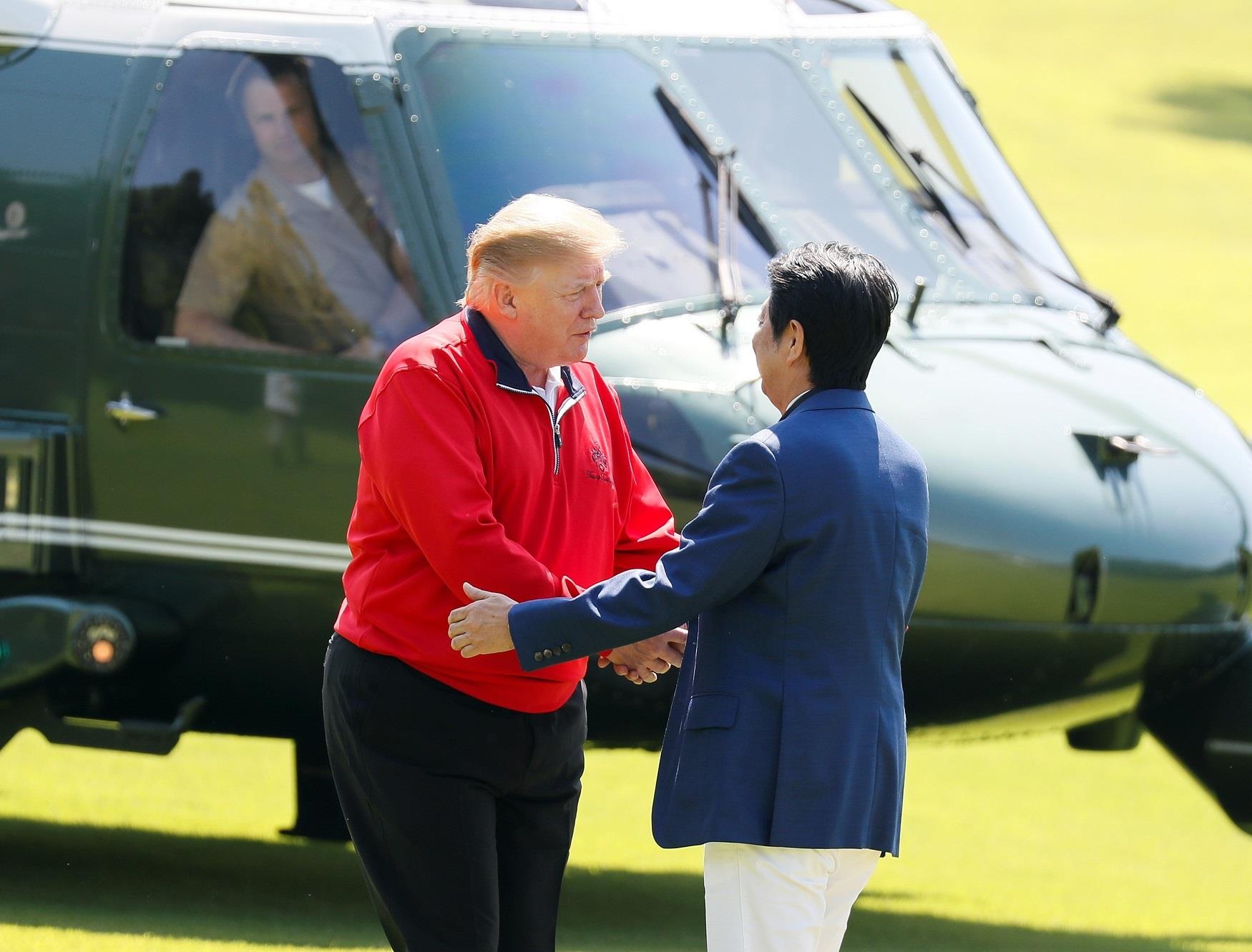 Trump va Abe danh golf anh 1