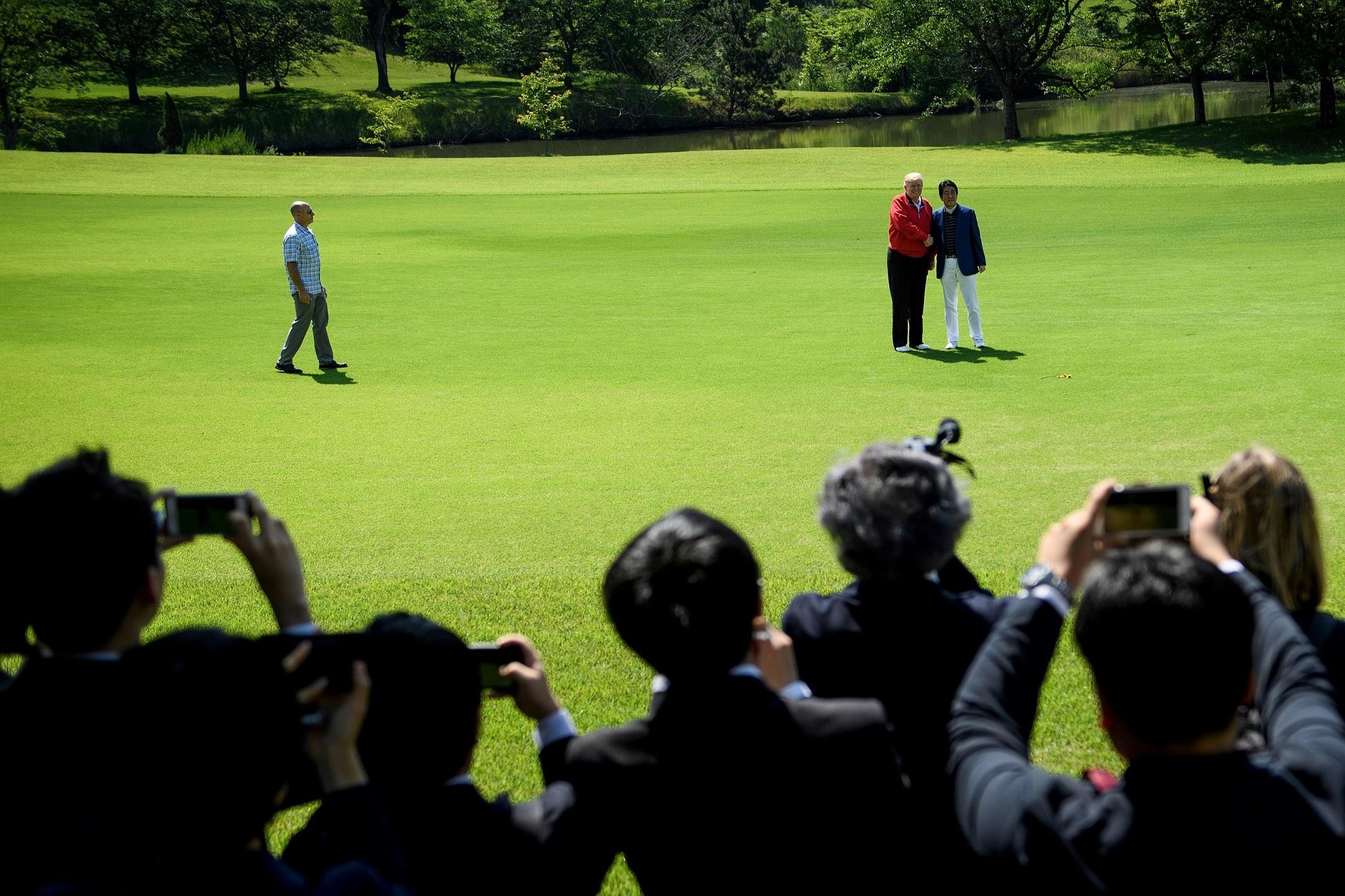 Trump va Abe danh golf anh 6